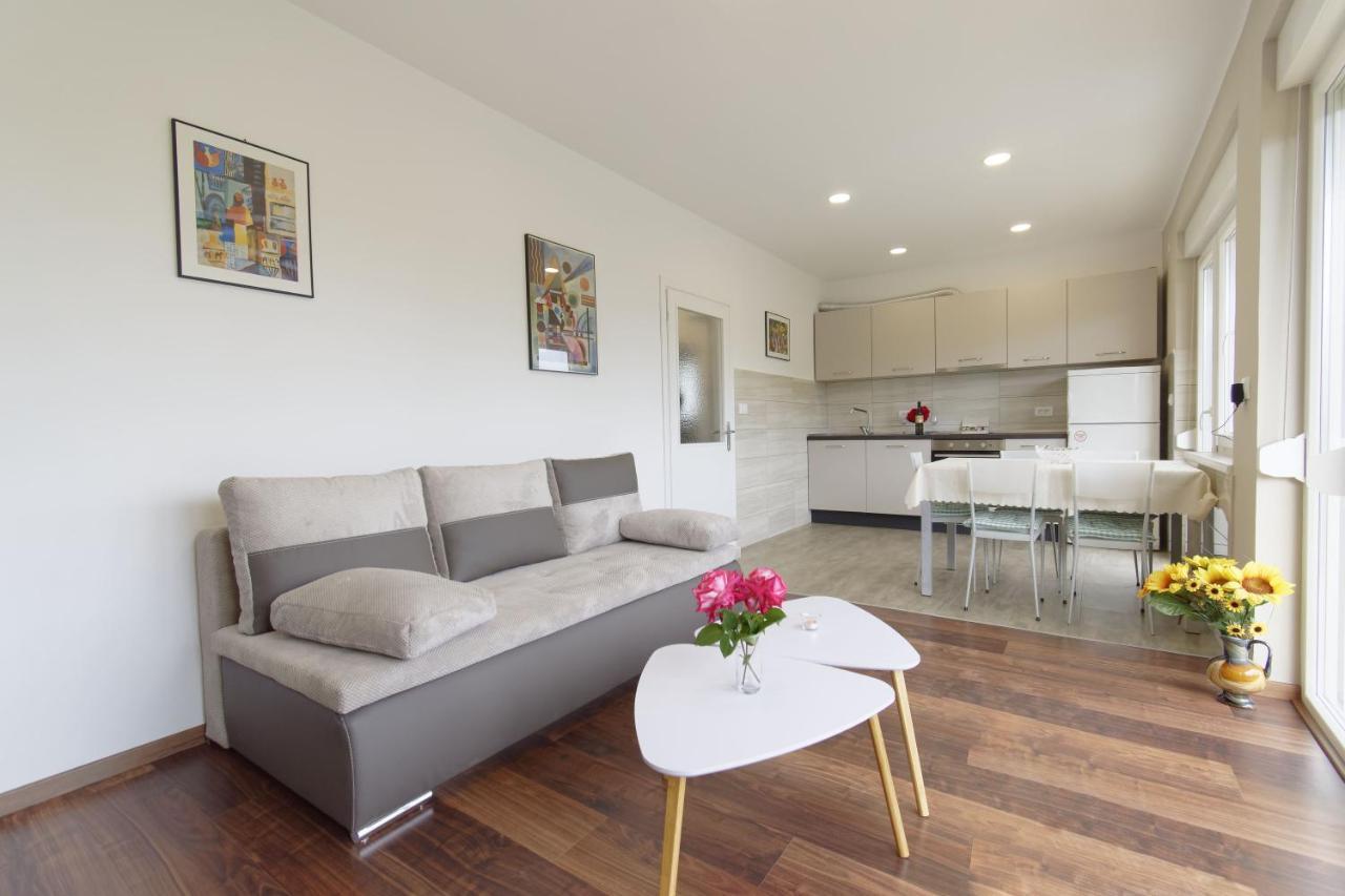 Apartment Patrik By Rent Istria ウマグ エクステリア 写真